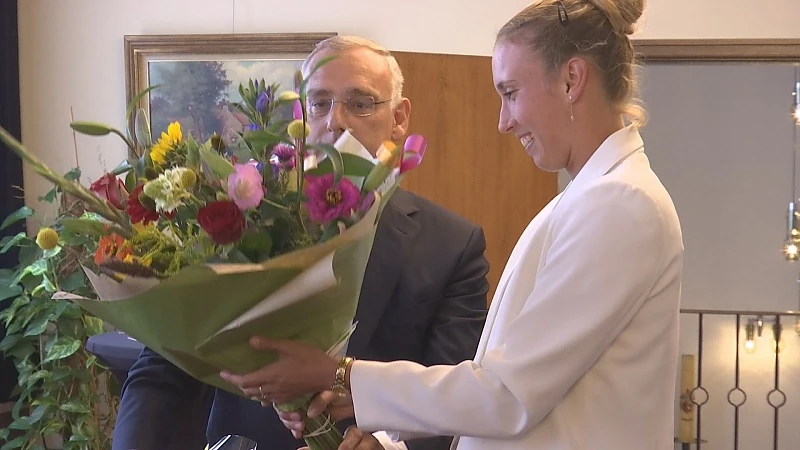 Elise Mertens gehuldigd door stadsbestuur Hamont-Achel