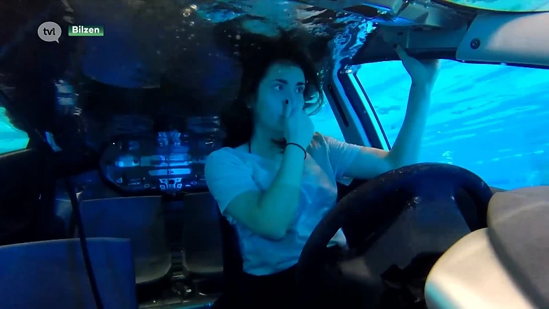 Wat moet je doen als je met je auto in het water belandt? Onze reporter zoekt het uit.