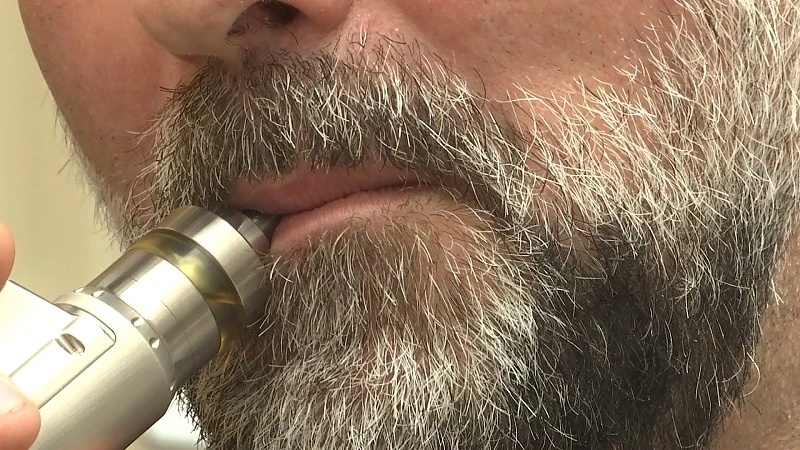 Ondanks wereldwijde paniek vindt Genkse longspecialist vapen nog altijd beter dan roken