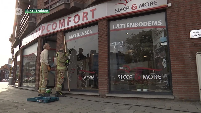 Auto rijdt in vitrine in Sint-Truiden