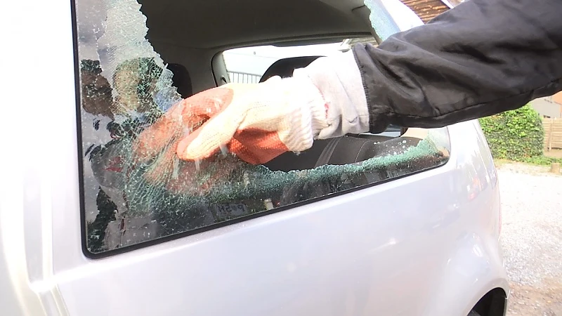 Onbekenden slaan tiental autoruiten in in Houthalen