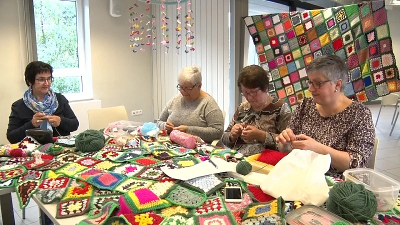 Genkse dames haken kerstboom om eenzaamheid te doorbreken