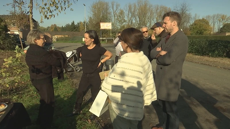 Buurtbewoners houden koffietafel voor gekapte eiken in Eisden