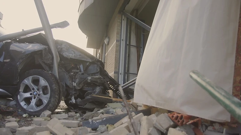 Enorme ravage nadat auto woning binnenrijdt in Lanaken