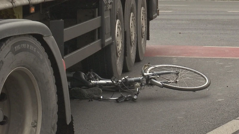 Fietser belandt onder vrachtwagen in Beringen