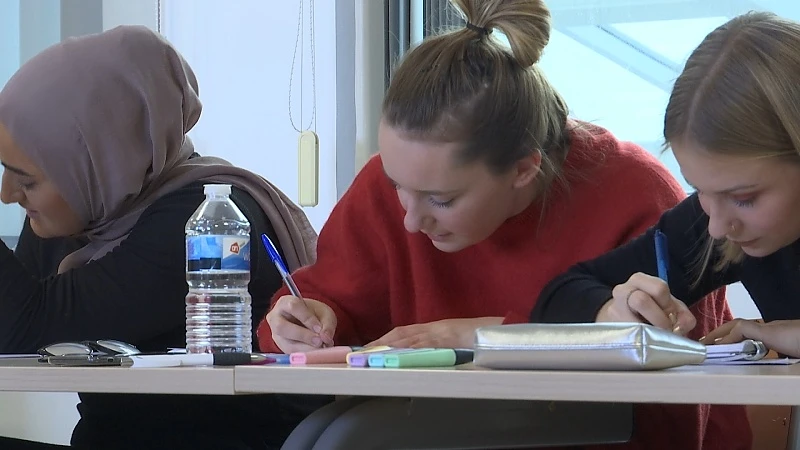 PXL-studenten stomen zich klaar voor Sinterklaasdictee