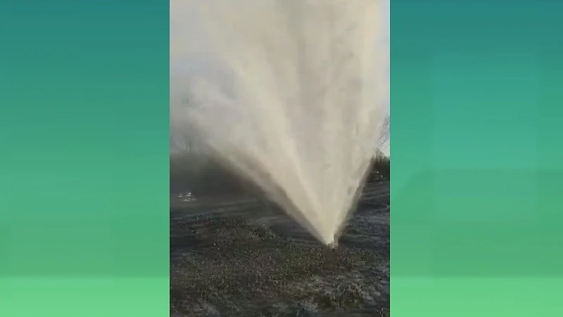 Waterlek Eisden: water spuit tientallen meters hoog