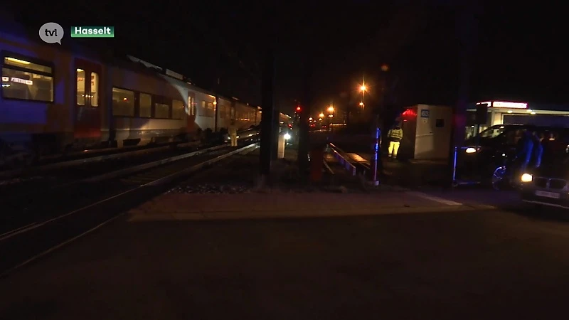Auto onder trein in Hasselt