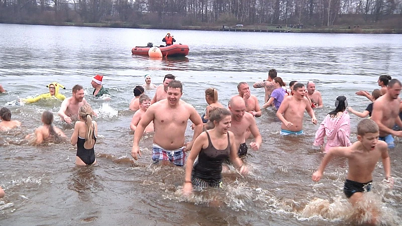 Traditie in Beringen: enthousiastelingen duiken het nieuwe jaar in aan de Paalse Plas