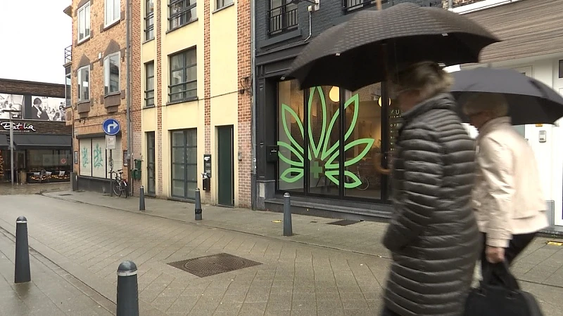 Politie valt binnen in Hasseltse cannabiswinkel
