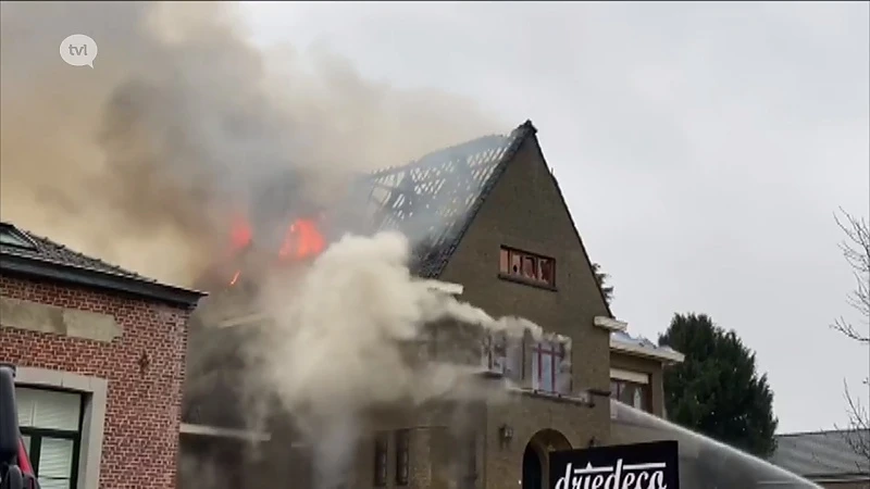 Woonwinkel Driedeco brandt volledig uit