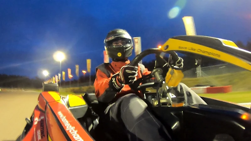 Buiten de Lijnen (deel 5): Karting op de Horensbergdam in Genk