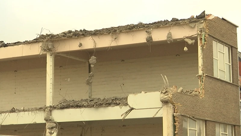 Afbraak school in centrum van Beringen lijkt op oorlogsfilm