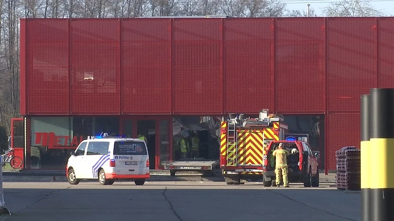 Man wordt onwel en rijdt kantoorruimte in Lummen binnen