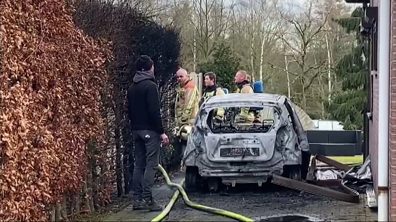 Auto brandt volledig uit in Lummen