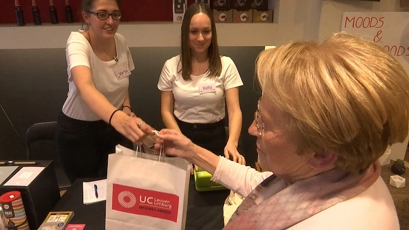 Hogeschoolstudenten leren economie door winkeltje te spelen