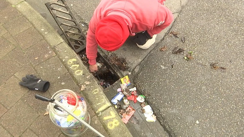 Carnavalsafval na twee weken nog in Genkse straten