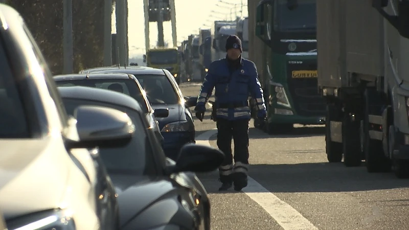 Strenge grenscontroles in Maasmechelen zorgen voor lange file