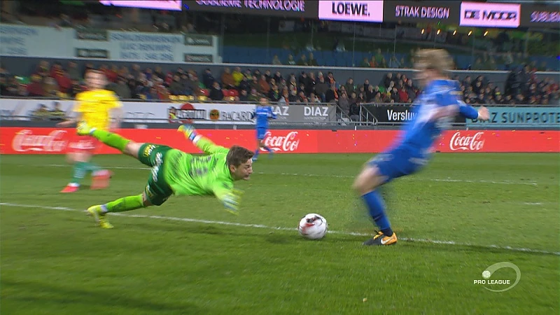 3/4e van de profclubs wil dat competitie stopt. STVV is voor, KRC Genk tegen.