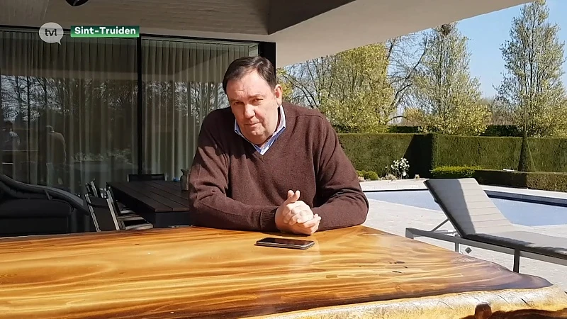 Oud-schepen Vossius, pas hersteld van corona, aanwezig op barbecue