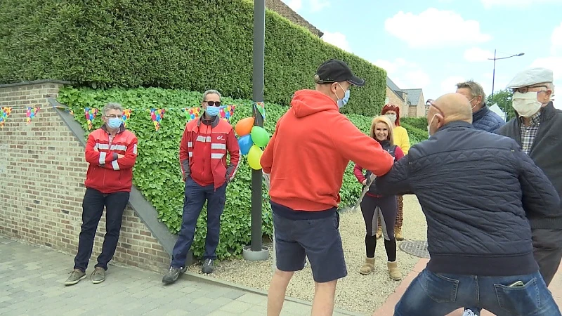 Postbode die wekenlang tussen leven en dood zweefde als held onthaald in Bilzen