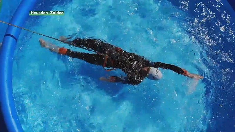 Triatleet Jelle Geens traint in zwembad in zijn tuin