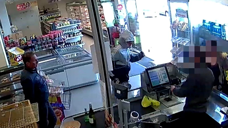 Politie is op zoek naar overvaller Spar in Velm