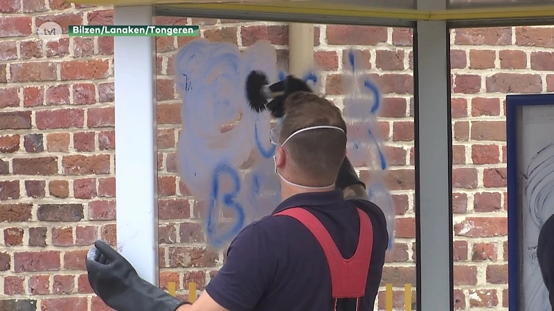 Daders die racistische slogans spoten nog steeds spoorloos, politie doet oproep.