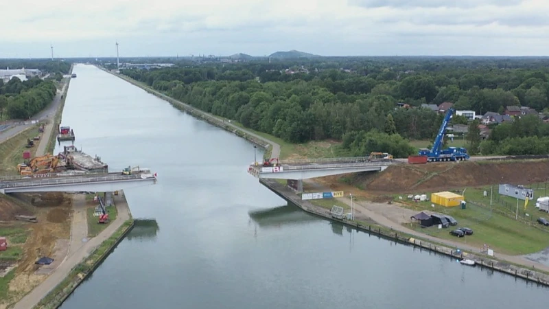 Oude brug over het Albertkanaal in Lummen is afgebroken