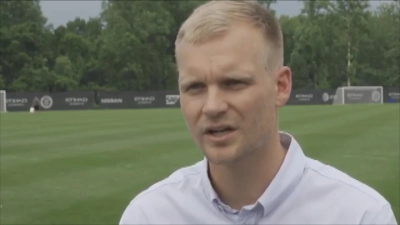 Met Brit Liam Manning krijgt Lommel SK een nobele onbekende als trainer