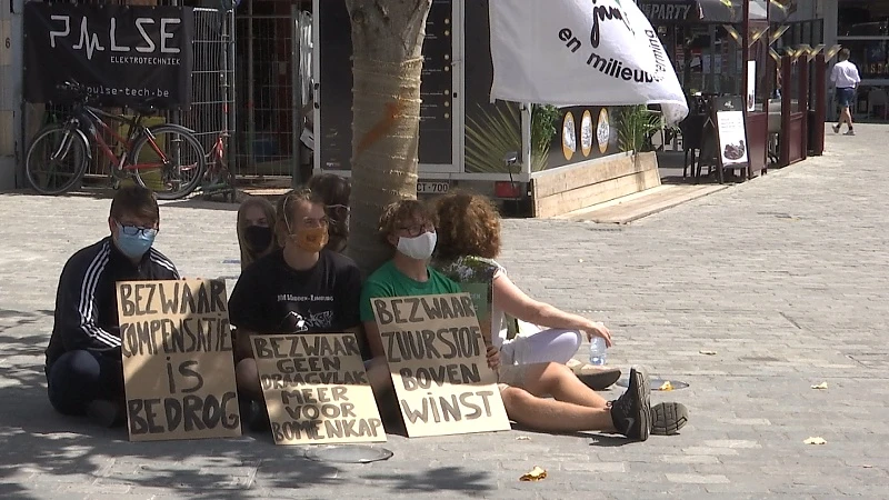 Klimaatactivisten voeren actie op de Grote Markt in Hasselt