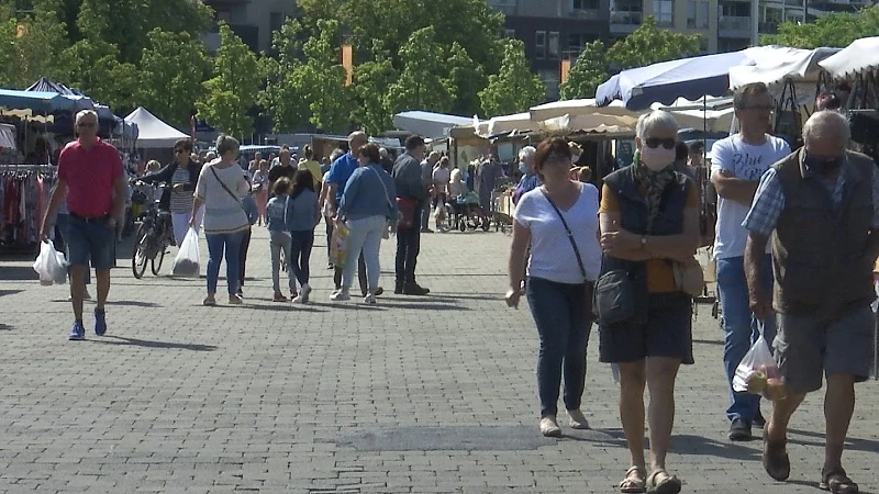Bezoeker Hasseltse markt mist verplichte mondmaskerdracht niet