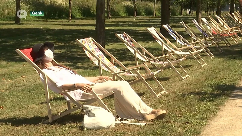 Kunst met strandstoelen in C-Mine