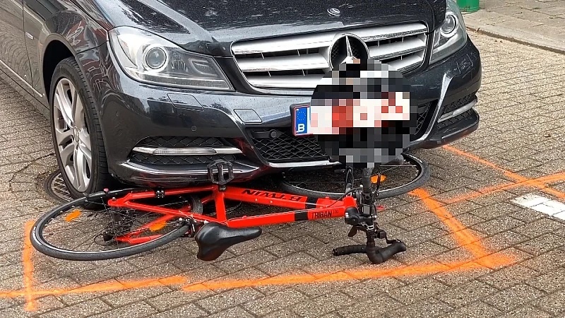 Wagen rijdt twee fietsende kinderen aan in Hasselt