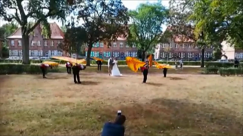 Vader van bruid bedenkt alternatief voor dansen op huwelijk: vendelen