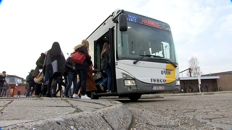 Lode Ceyssens: "De Lijn moet meer bussen inzetten bij start schooljaar, nu gaan ze te vol zitten"