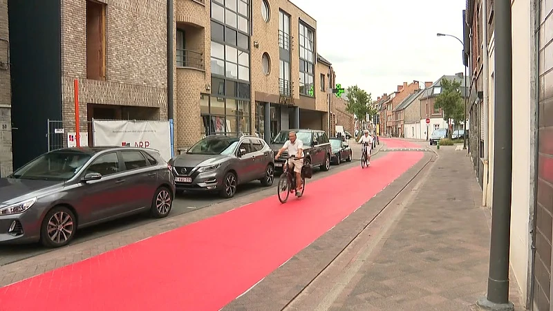 Protest tegen knalrode fietsstraten in Runkst: "Ons huis lijkt op een bordeel door weerkaatsing"