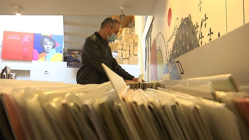 O Veux en Monkey Wing signeren in GigaSwing voor Record Store Day