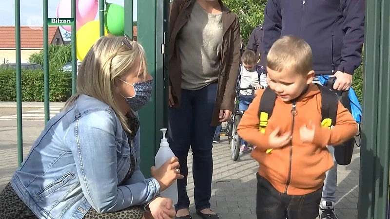 EERSTE SCHOOLDAG: Lagere school in Bilzen