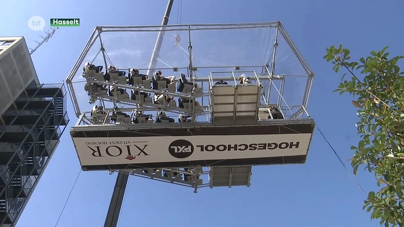 Minister Dalle spreekt studenten toe vanuit de lucht