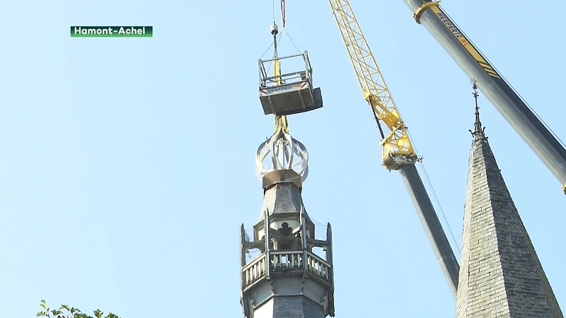 Vergulde haan schittert weer op de torenspits van de kerk in Hamont