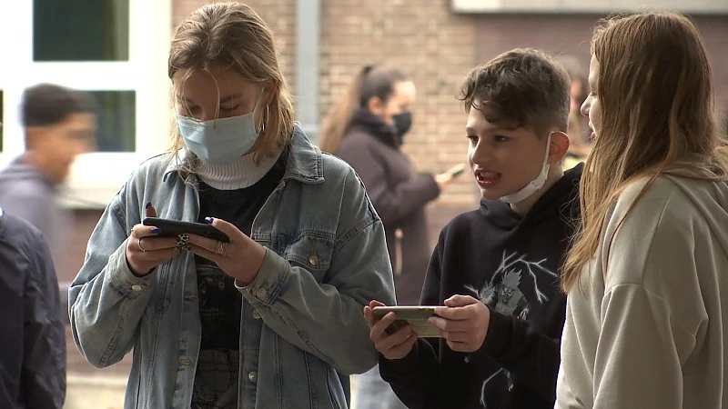 Onderwijs schakelt over naar code oranje, maar leerlingen blijven voltijds naar school gaan.