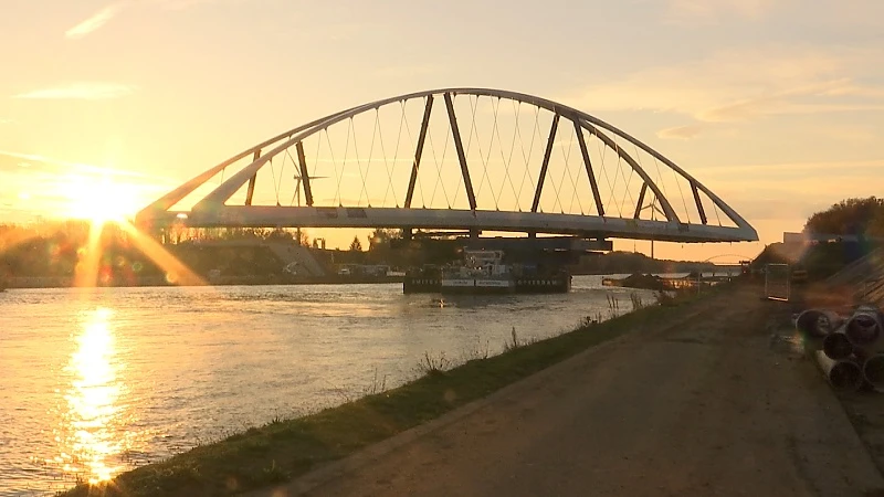 Nieuwe brug over Albertkanaal in Lummen vanochtend ingevaren