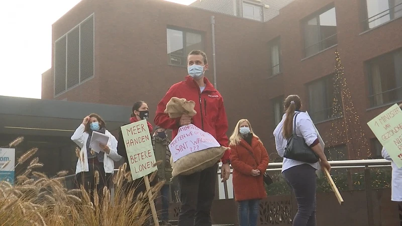 Zorgpersoneel voert actie: "Iedereen in de zorg moet zelfde verloning krijgen"