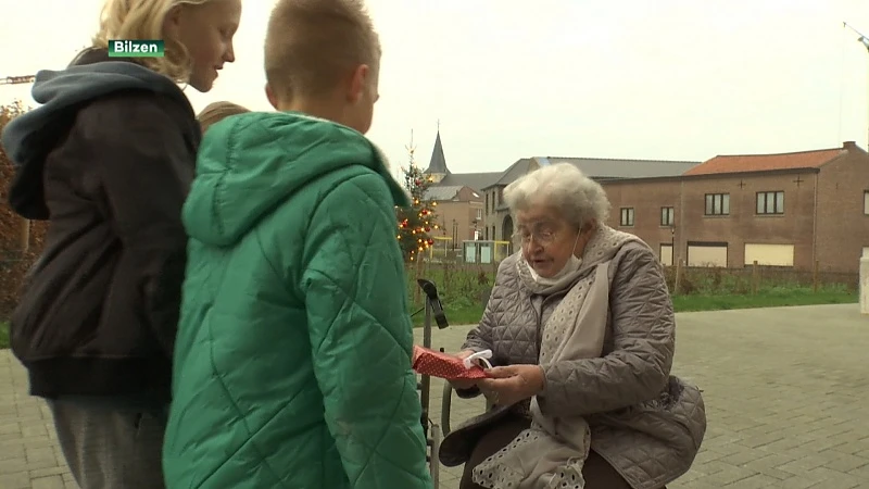 Buren schrijven kaartjes en maken tekeningen voor rusthuisbewoners in Grote Spouwen