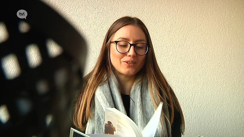 Jill Serron hangt bokshandschoenen aan de haak