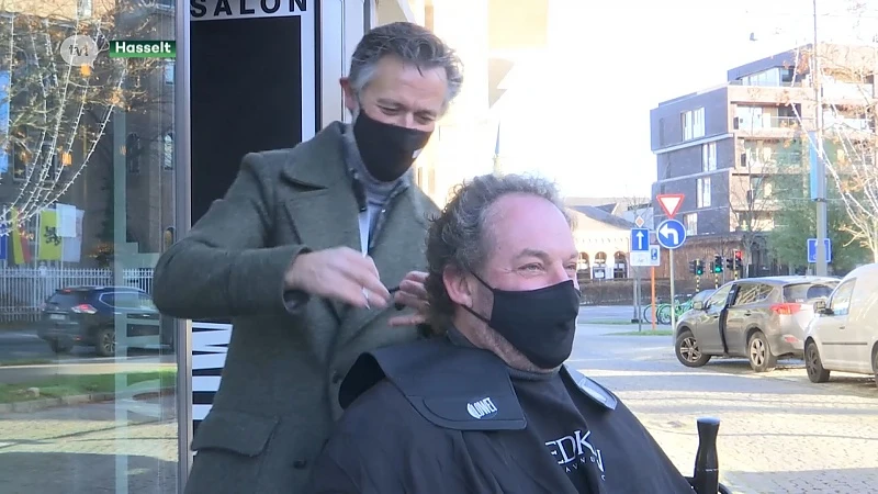 Kappers knippen toch haar als protest tegen coronamaatregelen