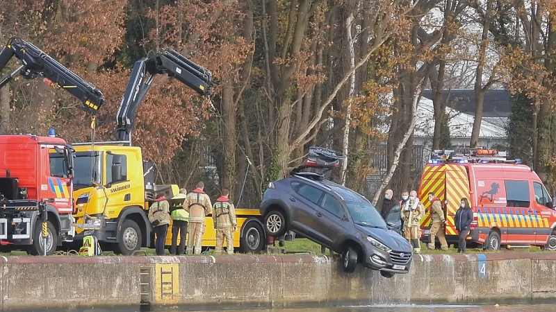 Mannen dumpen auto in Albertkanaal in Hasselt op klaarlichte dag