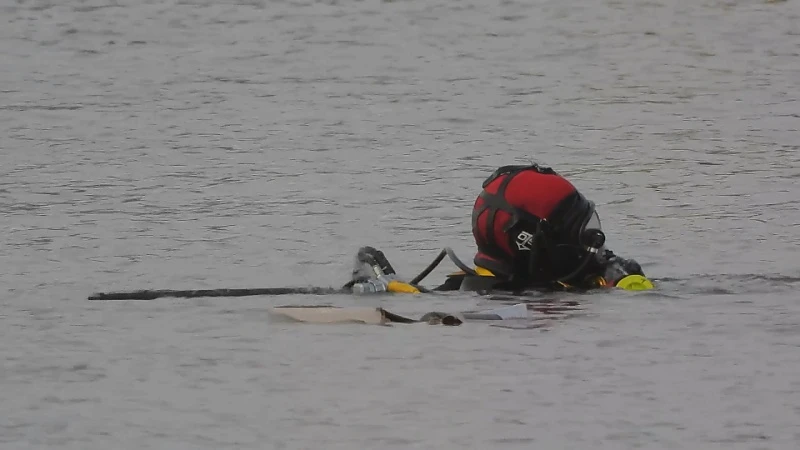 Moordonderzoek auto in kanaal: vrouw blijft spoorloos