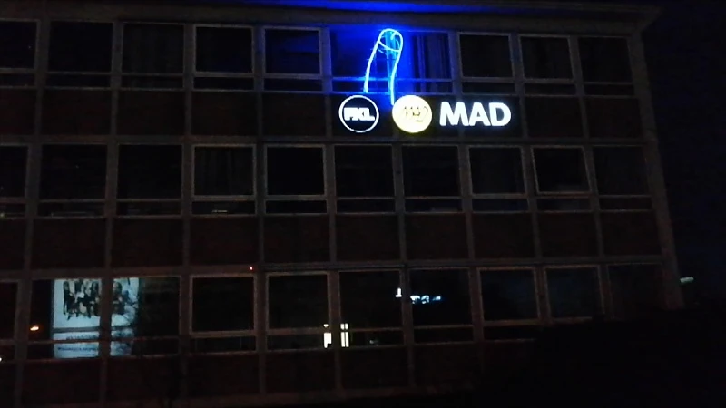 Kunstenaar brengt penis aan op gevel PXL MAD